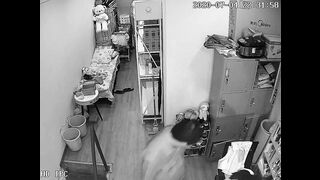 黑客破解网络摄像头偷拍单位值班女医生和领导在医务室偷情被扒下内裤趴在椅子上后入