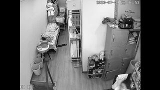 黑客破解网络摄像头偷拍单位值班女医生和领导在医务室偷情被扒下内裤趴在椅子上后入