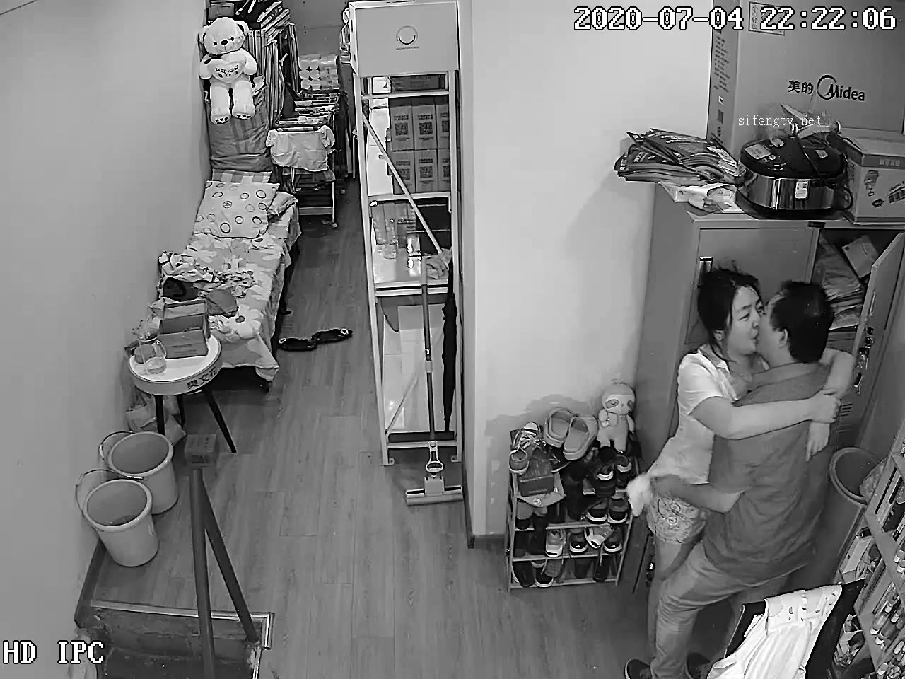 黑客破解网络摄像头偷拍单位值班女医生和领导在医务室偷情被扒下内裤趴在椅子上后入