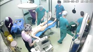 黑客破解摄像头监控偷拍超级稀缺医疗整形美容手术室两个脱光光整容的妹子