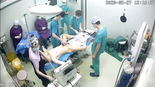 黑客破解摄像头监控偷拍超级稀缺医疗整形美容手术室两个脱光光整容的妹子