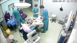 黑客破解摄像头监控偷拍超级稀缺医疗整形美容手术室两个脱光光整容的妹子
