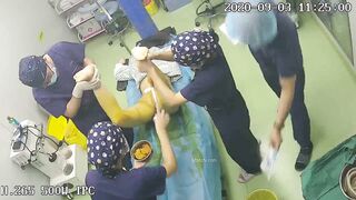 黑客破解摄像头监控偷拍超级稀缺医疗整形美容手术室两个脱光光整容的妹子
