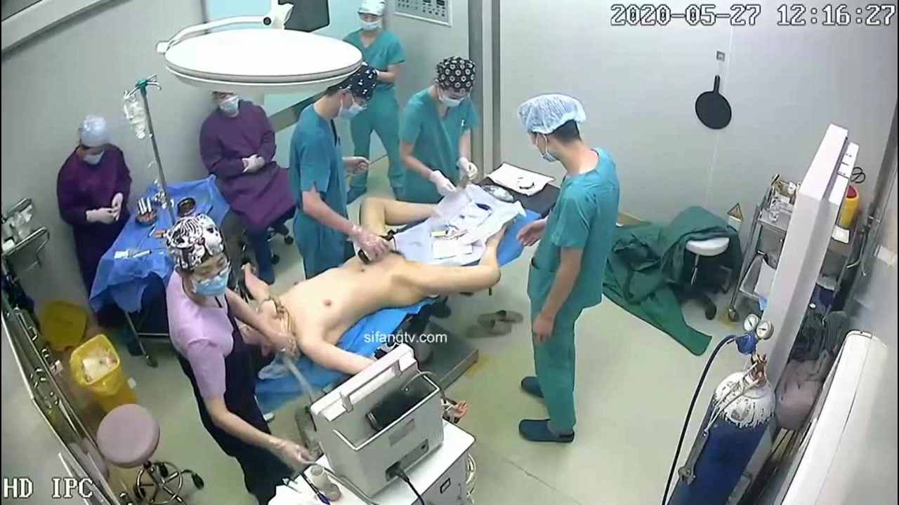 黑客破解摄像头监控偷拍超级稀缺医疗整形美容手术室两个脱光光整容的妹子