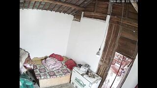 黑客破解网络摄像头监控偷拍村里小卖部老板娘表面卖东西暗地里卖逼貌似生意还不错大爷一个接一个上门