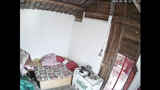 黑客破解网络摄像头监控偷拍村里小卖部老板娘表面卖东西暗地里卖逼貌似生意还不错大爷一个接一个上门