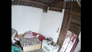 黑客破解网络摄像头监控偷拍村里小卖部老板娘表面卖东西暗地里卖逼貌似生意还不错大爷一个接一个上门