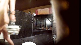 大众洗浴中心女澡堂内偸拍裸体坐一排镜头专门对准年轻肤白貌美性感妹子坚挺饱满的奶子弹性十足太诱人了
