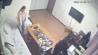 黑客破解网络摄像头监控偷拍某单位领导晚上加班把财务叫到办公室沙发各种姿势啪啪啪方言对白