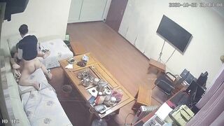 黑客破解网络摄像头监控偷拍某单位领导晚上加班把财务叫到办公室沙发各种姿势啪啪啪方言对白