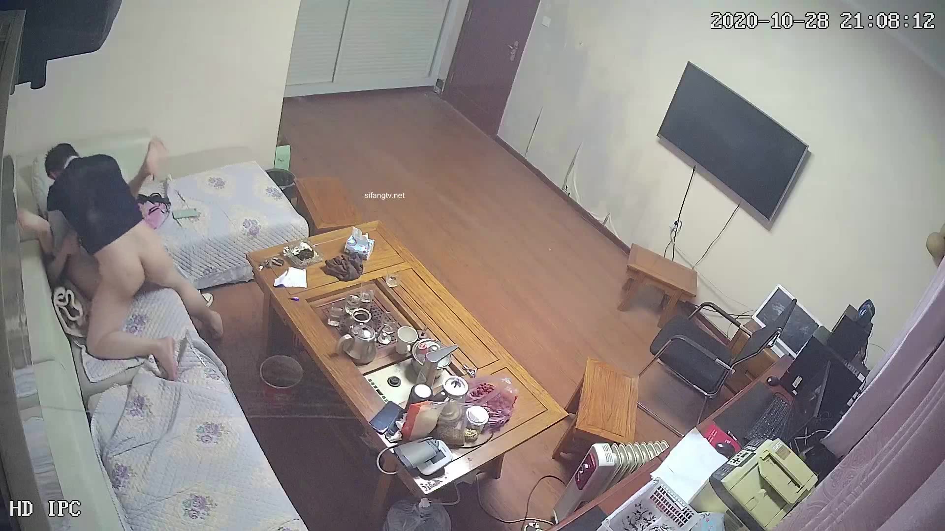黑客破解网络摄像头监控偷拍某单位领导晚上加班把财务叫到办公室沙发各种姿势啪啪啪方言对白
