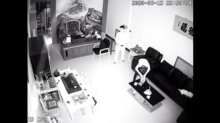 黑客破解网络摄像头监控偷拍某公司老板晚上把情人约到办公室沙发上草到办公桌旁
