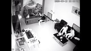 黑客破解网络摄像头监控偷拍某公司老板晚上把情人约到办公室沙发上草到办公桌旁