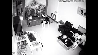 黑客破解网络摄像头监控偷拍某公司老板晚上把情人约到办公室沙发上草到办公桌旁