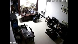 黑客破解网络摄像头监控偷拍某公司老板晚上把情人约到办公室沙发上草到办公桌旁