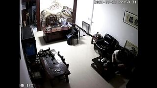 黑客破解网络摄像头监控偷拍某公司老板晚上把情人约到办公室沙发上草到办公桌旁