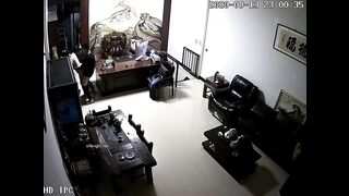 黑客破解网络摄像头监控偷拍某公司老板晚上把情人约到办公室沙发上草到办公桌旁