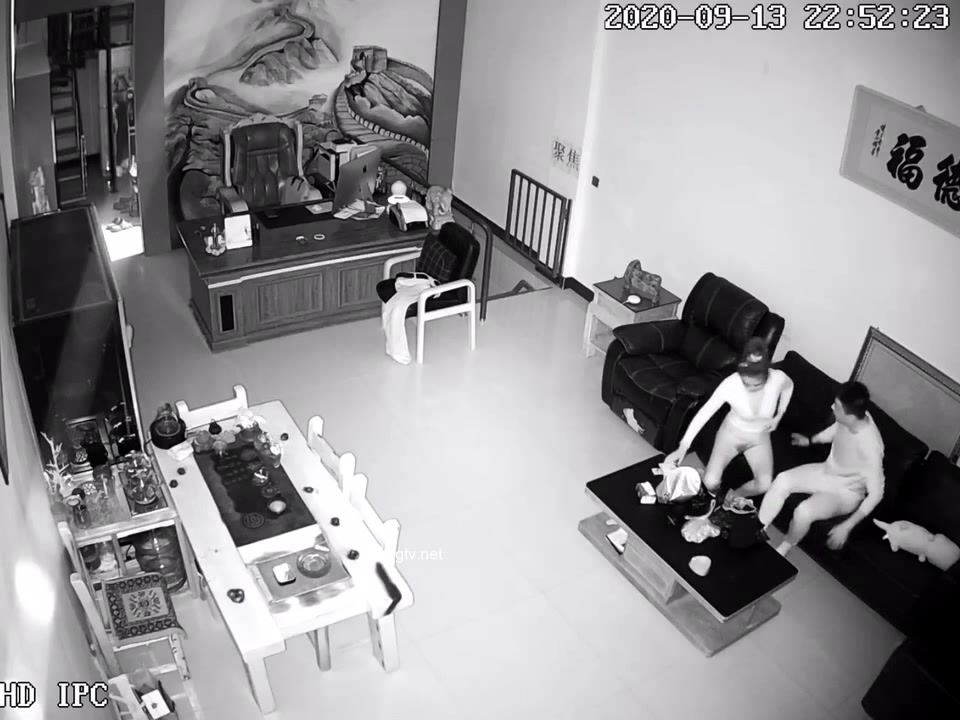 黑客破解网络摄像头监控偷拍某公司老板晚上把情人约到办公室沙发上草到办公桌旁