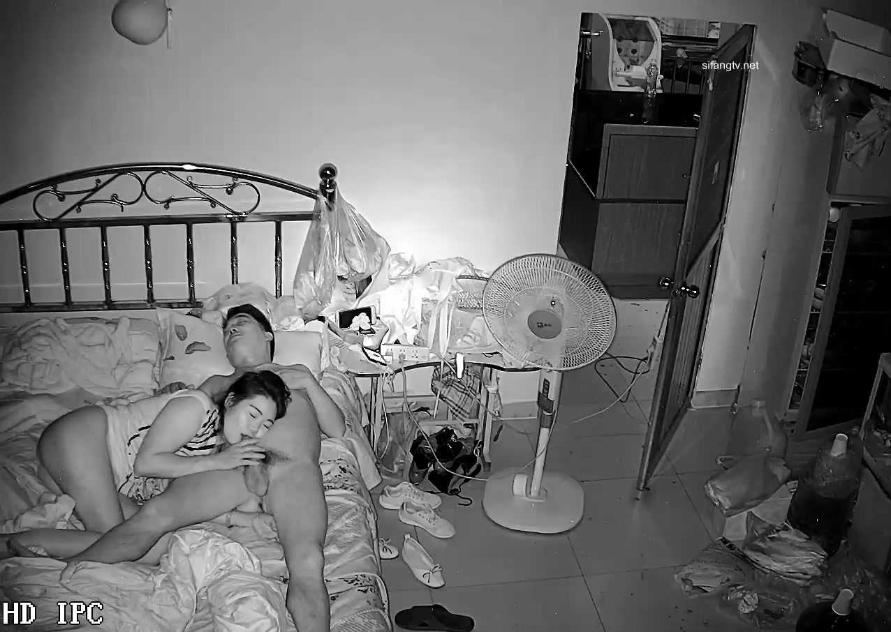 破解隔壁邻居小刘家网络摄像头监控偷拍媳妇含着熟睡中小刘哥的大屌硬了骑上去啪啪啪啪