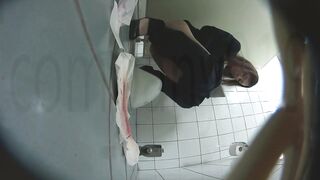 二月专业盗站流出思密达写字楼全景偷拍美女白领姐姐尿尿