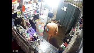 黑客破解情趣性用品商店摄像头监控偷拍年轻小哥喜欢在店里地上和媳妇啪啪