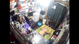 黑客破解情趣性用品商店摄像头监控偷拍年轻小哥喜欢在店里地上和媳妇啪啪