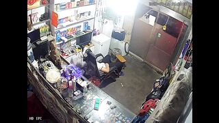 黑客破解情趣性用品商店摄像头监控偷拍年轻小哥喜欢在店里地上和媳妇啪啪
