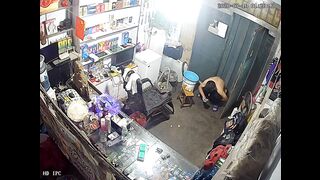 黑客破解情趣性用品商店摄像头监控偷拍年轻小哥喜欢在店里地上和媳妇啪啪