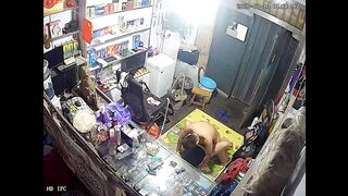 黑客破解情趣性用品商店摄像头监控偷拍年轻小哥喜欢在店里地上和媳妇啪啪
