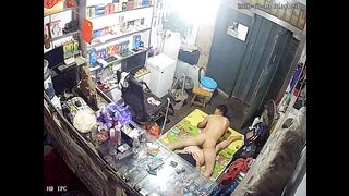 黑客破解情趣性用品商店摄像头监控偷拍年轻小哥喜欢在店里地上和媳妇啪啪