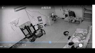 黑客破解网络摄像头远程监控偷拍小哥半夜在沙发上啪啪媳妇