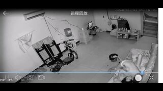 黑客破解网络摄像头远程监控偷拍小哥半夜在沙发上啪啪媳妇