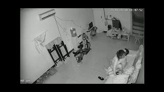 黑客破解网络摄像头远程监控偷拍小哥半夜在沙发上啪啪媳妇