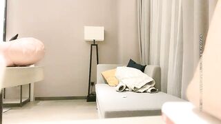 旺仔牛逼糖女探花约了个老哥沙发上啪啪，互舔口交翘起屁股后入抽插猛操