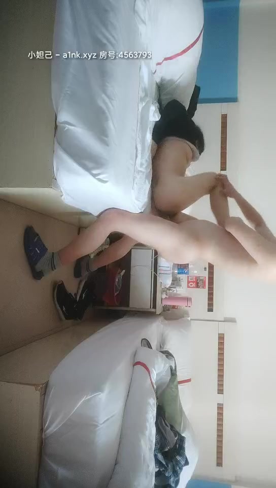 新年憋了几天【嫖鸡不戴套】干2炮泄泄欲爽完还讨杯芬达喝第2个年轻妹子是白虎逼为了赶时间操到一半同意无套内射