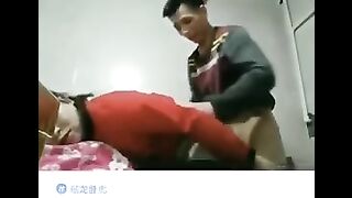 男子嫖娼干屁眼子正爽着、过程中要求看逼逼才发现是ST来，最后吵闹结束。