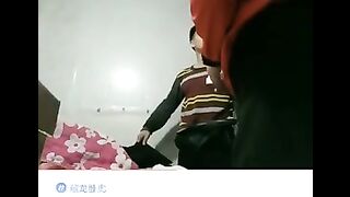 男子嫖娼干屁眼子正爽着、过程中要求看逼逼才发现是ST来，最后吵闹结束。