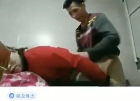 男子嫖娼干屁眼子正爽着、过程中要求看逼逼才发现是ST来，最后吵闹结束。