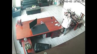 破解网络摄像头监控偷拍摄影店老板娘晚上在办公室内跟大客户喝茶偷情脱裤子非常主动看起来已经不是第一次