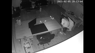 破解网络摄像头监控偷拍摄影店老板娘晚上在办公室内跟大客户喝茶偷情脱裤子非常主动看起来已经不是第一次