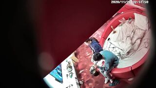 主题套房情趣红色圆床摄像头高清偷拍苗条白领情侣晚上加完班带上宵夜吃完激情啪啪