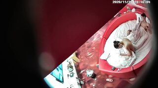 主题套房情趣红色圆床摄像头高清偷拍苗条白领情侣晚上加完班带上宵夜吃完激情啪啪