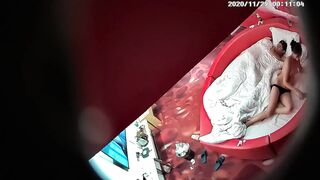 主题套房情趣红色圆床摄像头高清偷拍苗条白领情侣晚上加完班带上宵夜吃完激情啪啪