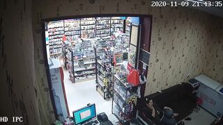 破解网络摄像头监控偷拍文具店老板打样看黄片后浑身欲火和媳妇做爱