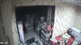 破解网络摄像头监控偷拍文具店老板打样看黄片后浑身欲火和媳妇做爱