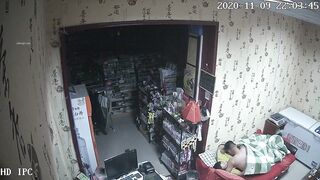 破解网络摄像头监控偷拍文具店老板打样看黄片后浑身欲火和媳妇做爱