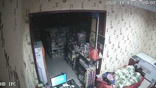 破解网络摄像头监控偷拍文具店老板打样看黄片后浑身欲火和媳妇做爱
