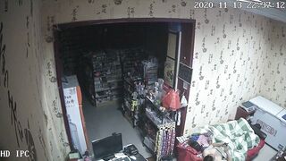 破解网络摄像头监控偷拍文具店老板打样看黄片后浑身欲火和媳妇做爱