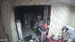 破解网络摄像头监控偷拍文具店老板打样看黄片后浑身欲火和媳妇做爱