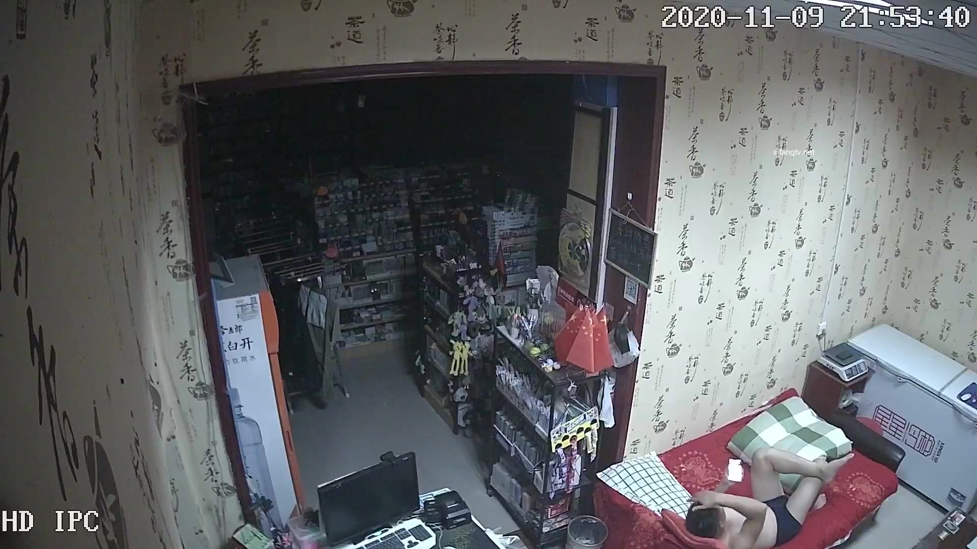 破解网络摄像头监控偷拍文具店老板打样看黄片后浑身欲火和媳妇做爱